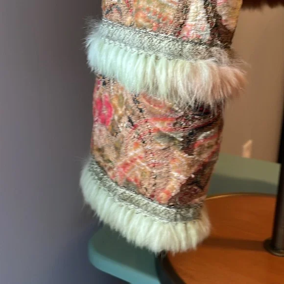 Amazing Cynthia Steffen brocade Floral Patterned faux Fur-Trimmed Jacket. - Picture 8 of 12